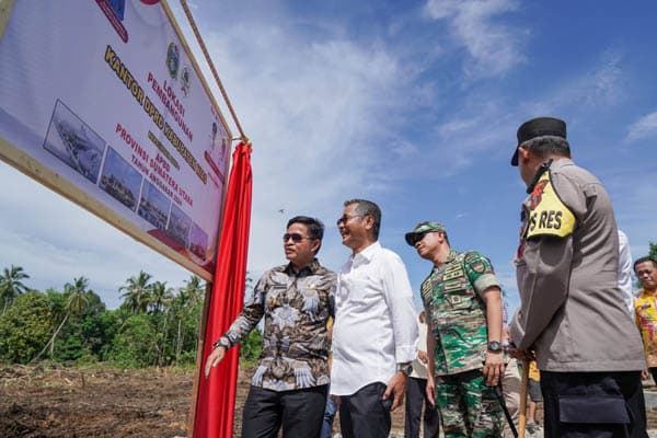 pj_gubernur_sumut_resmikan_lokasi_pembangunan_kantor_dprd_dan_serahkan_bantuan_di_nias