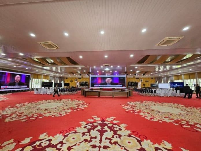 pj_gubernur_sumut_salurkan_hak_pilihnya_di_tps_dan_memantau_jalannya_pemilu_2024