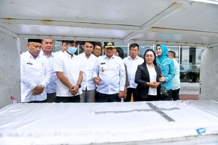 pj_gubernur_sumut_sambut_kedatangan_jenazah_wali_kota_gunungsitoli