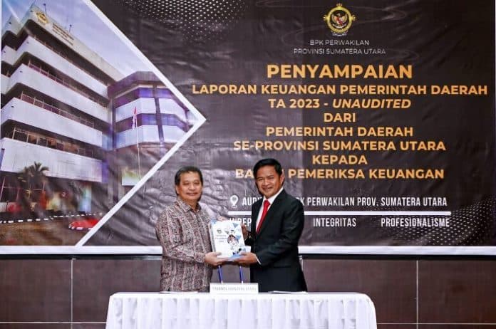 pj_gubernur_sumut_serahkan_lkpd_2023_ke_bpk_targetkan_raih_wtp_ke_10