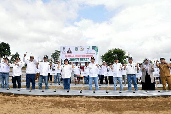 pj_gubernur_sumut_tanam_cabai_dan_serahkan_bantuan_ke_petani_karo