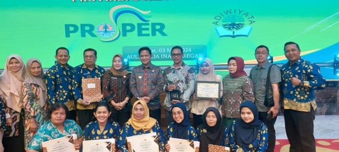 pj_gubsu_beri_penghargaan_lingkungan_hidup_ke_18_perusahaan_dan_7_sekolah_di_deli_serdang