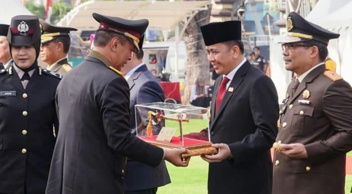 pj_gubsu_dapat_penghargaan_dari_kapolri_di_hut_bhayangkara_ke_78