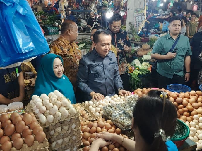 pj_gubsu_sidak_pasar_petisah_harga_telur_masih_stabil