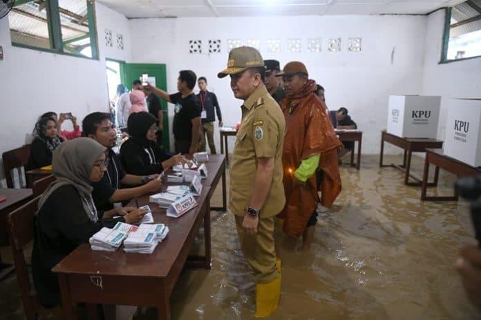 pj_gubsu_tinjau_tps_pilkada_2024_yang_terkendala_akibat_kondisi_cuaca