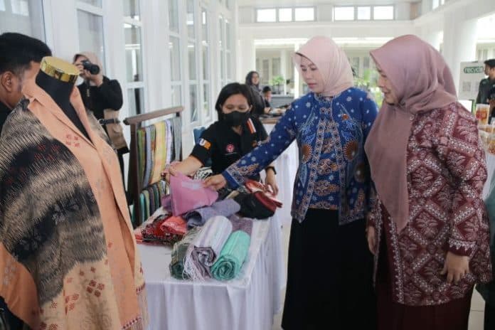 pj_ketua_dekranasda_sumut_ajak_pemda_kembangkan_produk_unggulan