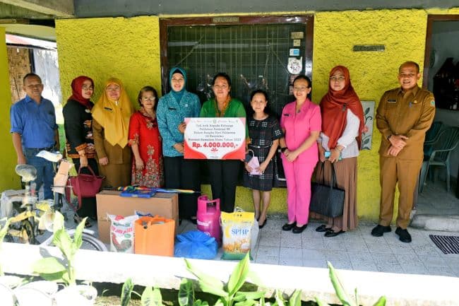 pj_ketua_tppkk_sumut_serahkan_tali_asih_kepada_keluarga_pahlawan_nasional