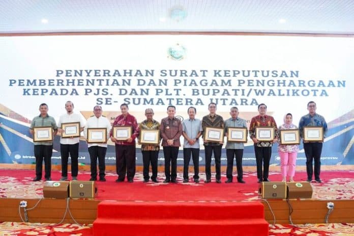 pj_pjs_dan_plt_bupati_dan_wali_kota_se_sumut_terima_penghargaan