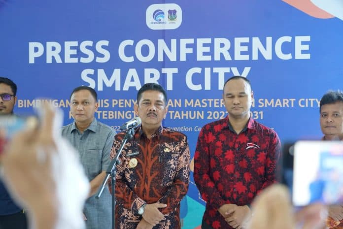 pj_wako_tebing_tinggi_tutup_bintek_smart_city_dua_program_unggulan_diusulkan_ke_kementrian_kominfo