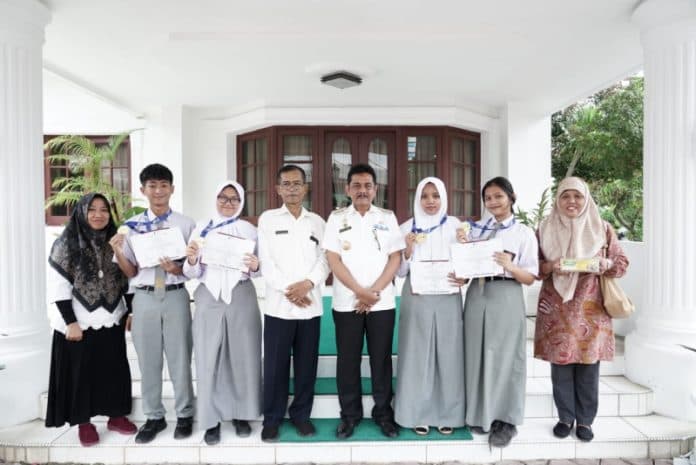 pj_wali_kota_apresiasi_siswa_sman_1_tebing_tinggi_raih_mendali_emas_aiseef