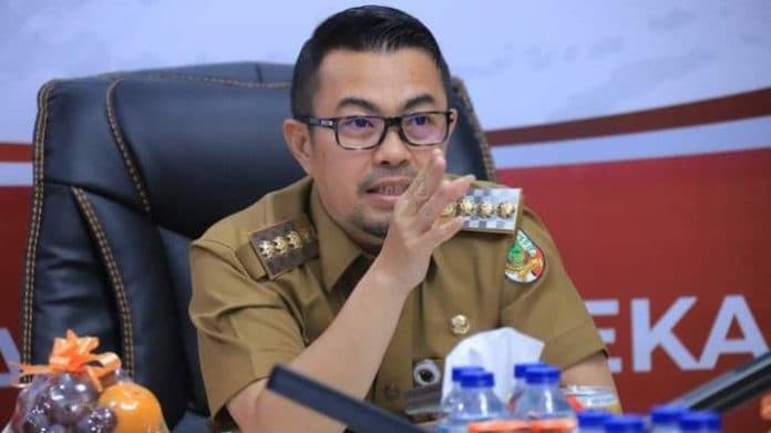 pj_wali_kota_pekanbaru_risnandar_mahiwa_terjaring_ott_kpk