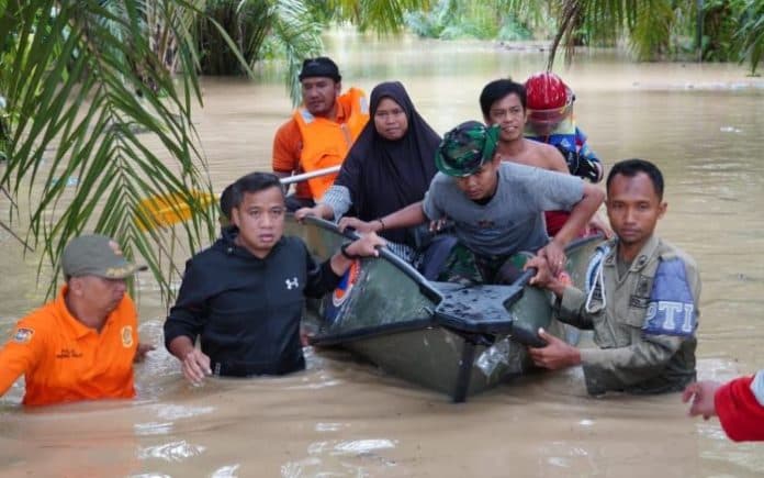 pj_wali_kota_tebing_tinggi_ikut_mengevakuasi_ibu_hamil_korban_banjir