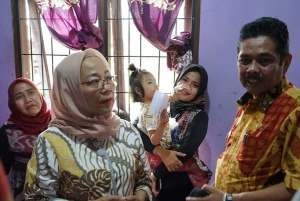 pj_wali_kota_tebing_tinggi_kunjungi_bocah_penderita_kelumpuhan_saraf_otak