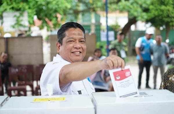 pj_wali_kota_tebing_tinggi_nyoblos_di_samping_rumah_dinas