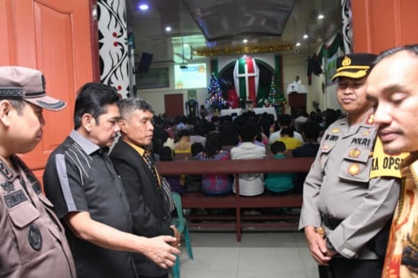pj_wali_kota_tebing_tinggi_pantau_ibadah_misa_malam_natal_di_sejumlah_gereja