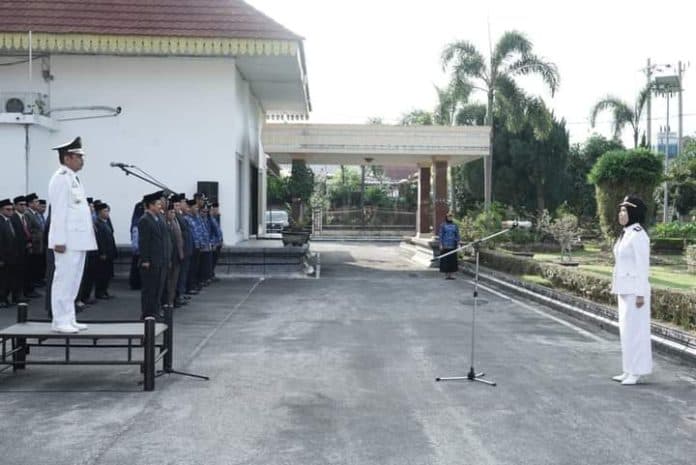 pj_wali_kota_tebing_tinggi_pimpin_upacara_peringatan_hari_otda_ke_xxvii_2023