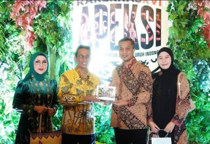 pj_wali_kota_tebing_tinggi_saling_bertukar_cenderamata_di_rakernas_apeksi