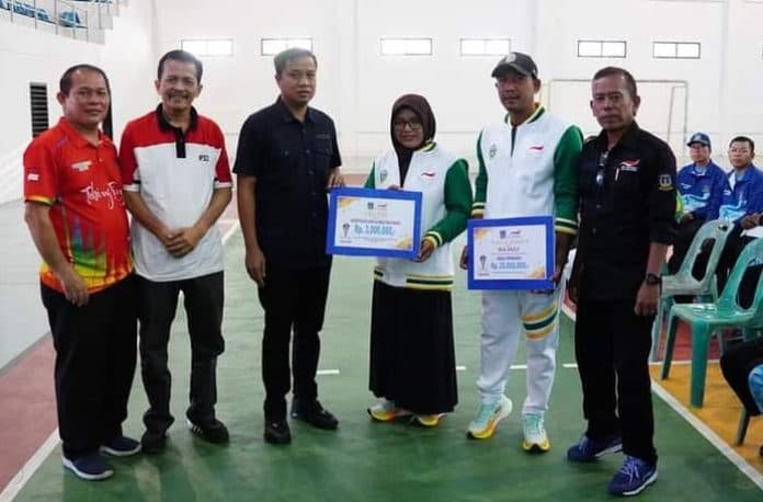 pj_wali_kota_tebing_tinggi_serahkan_tali_asih_kepada_atlet_yang_berprestasi