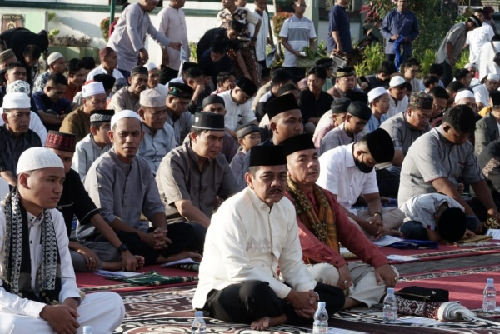 pj_wali_kota_tebing_tinggi_sholat_idulfitri_bersama_ribuan_warga