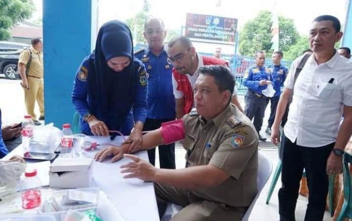 pj_wali_kota_tebing_tinggi_sumbangkan_darah_di_baksos_dinas_damkar_dan_penyelamatan