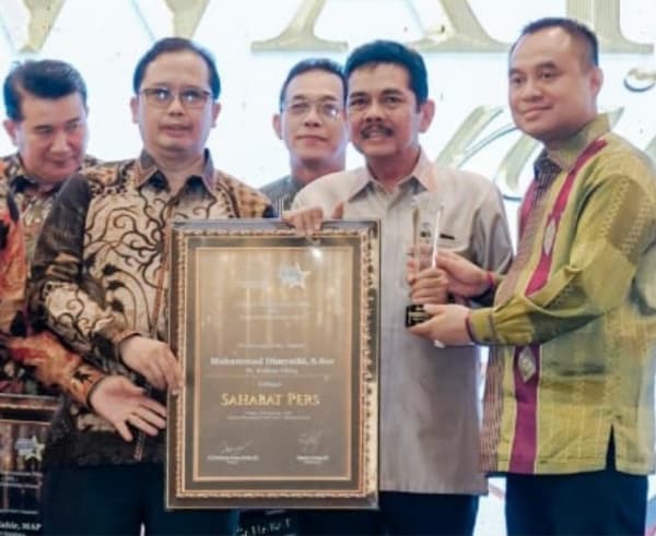 pj_wali_kota_tebing_tinggi_terima_anugerah_sebagai_sahabat_pers_dari_sps_cabang_sumut