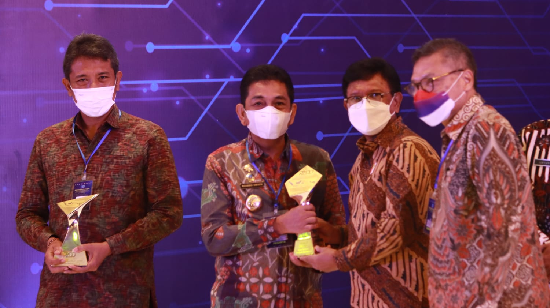 pj_wali_kota_tebing_tinggi_terima_penghargaan_tp2dd_terbaik_se_sumut