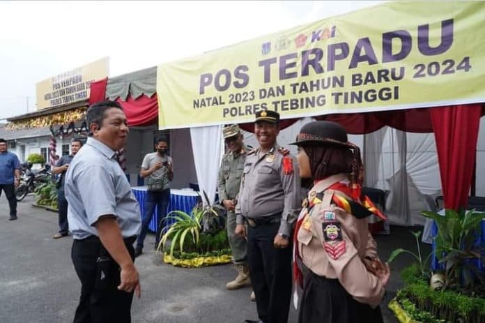 pj_wali_kota_tebing_tinggi_tinjau_pospam_arus_mudik_libur_nataru_dan_sejumlah_gereja