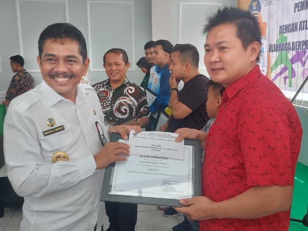 pj_walikota_tebing_tinggi_serahkan_penghargaan_kepada_atlit_berperestasi_tahun_2022