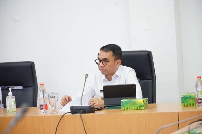 pjs_bupati_labuhanbatu_pimpin_rapat_evaluasi_apbd