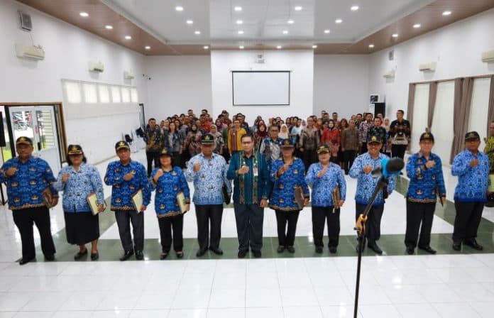 pjs_wali_kota_siantar_pamit_di_momen_11_pns_pensiun