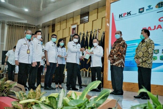 pjs_wali_kota_terima_6_sertifikat_aset_tanah_dan_psu