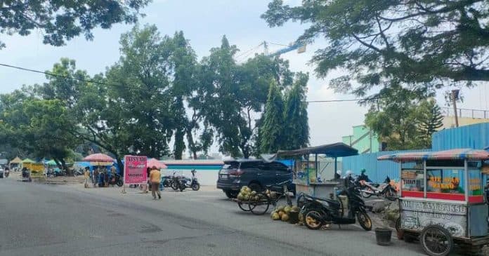 pkl_bersyukur_diizinkan_berjualan_selama_revitalisasi_stadion_teladan