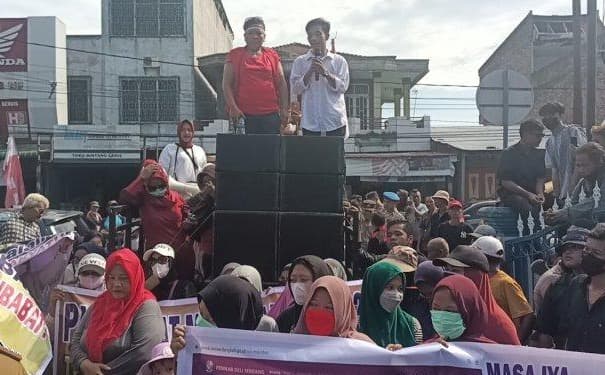 pkl_dituding_bikin_kemacetan_warga_pasar_8_gelar_aksi_demo