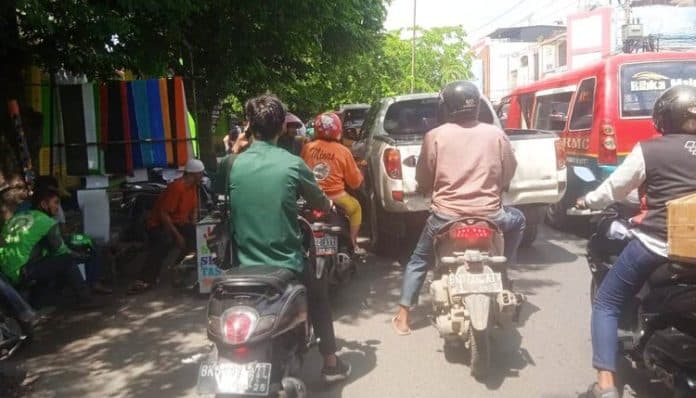 pkl_jalan_william_iskandar_picu_macet_kasatpol_pp_medan_kita_rutin_penertiban