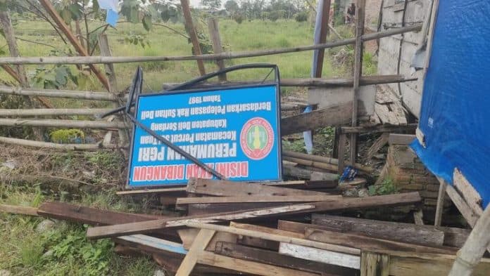plang_pgri_diresmikan_kadisdik_deli_serdang_dirobohkan_ptpn_ii