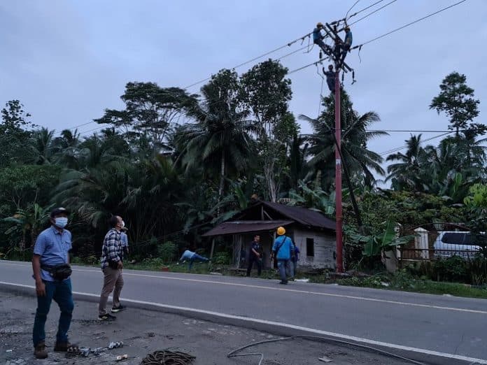 pln_pulihkan_suplai_listrik_pasca_cuaca_ekstrem_di_pulau_nias