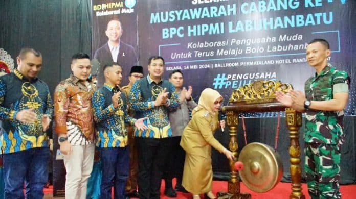 plt_bupati_buka_muscab_hipmi_kabupaten_labuhanbatu