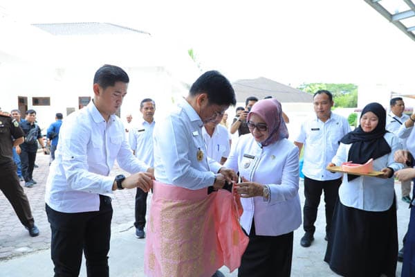plt_bupati_ellya_rosa_sampaikan_situasi_politik_terkini_di_labuhanbatu_ke_pj_gubernur
