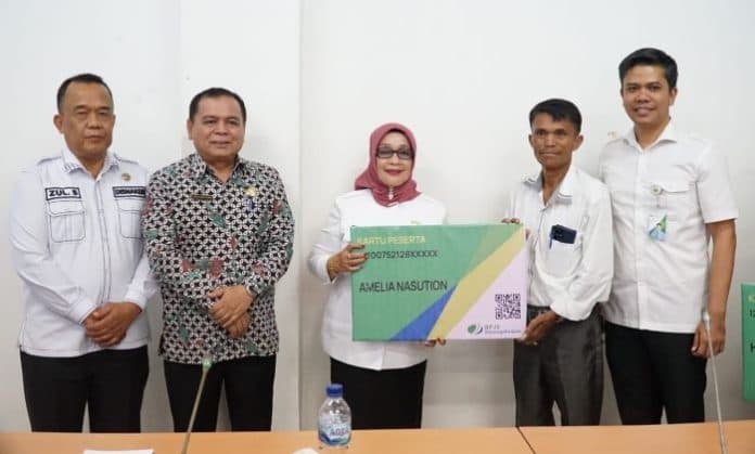 plt_bupati_labuhanbatu_bagikan_1500_kartu_peserta_bpjs_ketenagakerjaan