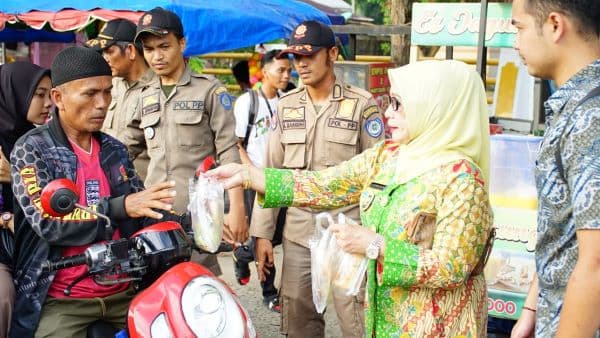 plt_bupati_labuhanbatu_bagikan_takjil_yang_dibeli_dari_sejumlah_pedagang