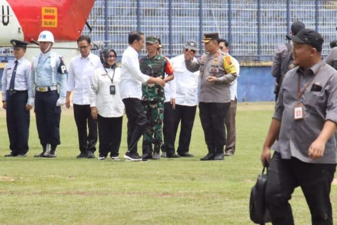 plt_bupati_labuhanbatu_dampingi_jokowi_tinjau_pasar_glugur_rantauprapat