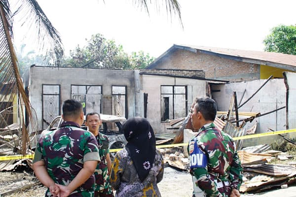 plt_bupati_labuhanbatu_dan_dandim_0209lb_jenguk_korban_kebakaran_di_sirandorung