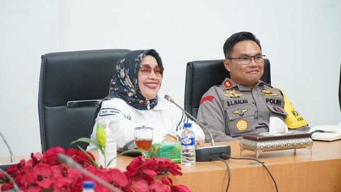 plt_bupati_labuhanbatu_ikuti_vidcon_monitoring_perkembangan_pemilu