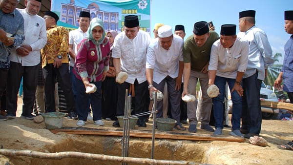 plt_bupati_labuhanbatu_letakkan_batu_pertama_ponpes_rihafaki_al_haramain