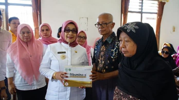 plt_bupati_labuhanbatu_salurkan_bantuan_ke_panti_jompo_uptd_rantauprapat