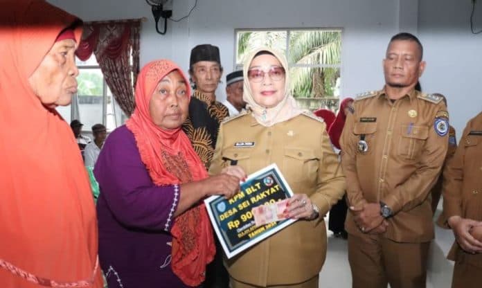 plt_bupati_labuhanbatu_salurkan_blt_dd_dan_honor_tenaga_posyandu