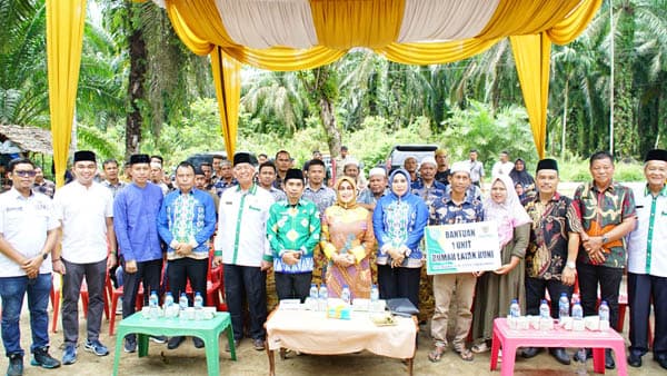 plt_bupati_labuhanbatu_serahkan_kunci_rumah_layak_huni_dari_baznas