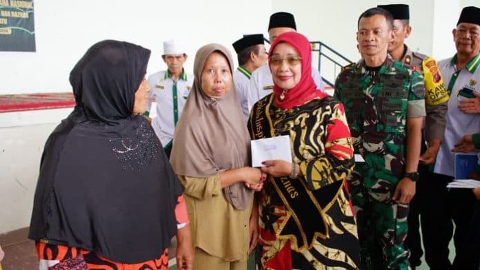 plt_bupati_labuhanbatu_serahkan_zakat_kepada_masyarakat_rantau_utara