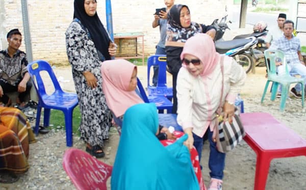 plt_bupati_labuhanbatu_takziah_ke_keluarga_hanyut_di_desa_tanjung_harapan