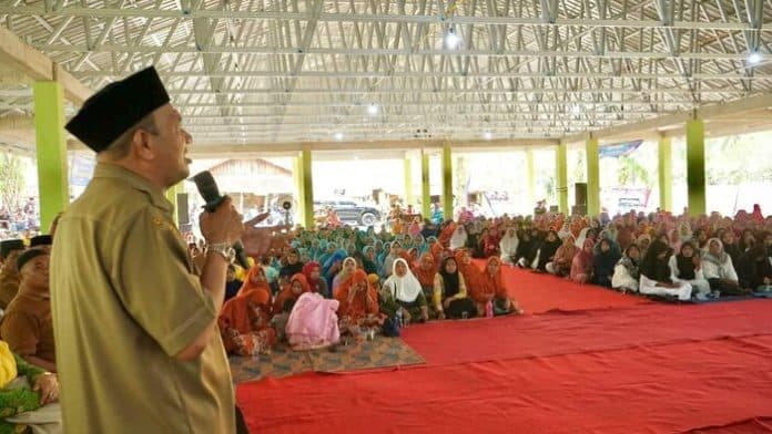 plt_bupati_langkat_dan_ribuan_warga_kecamatan_sei_bingai_hadiri_pengajian_akbar